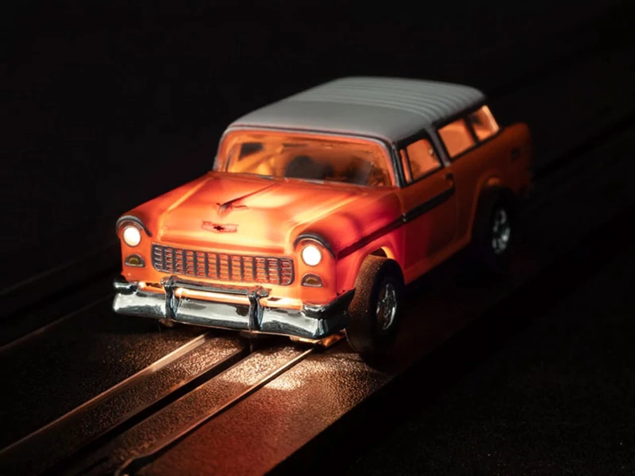Auto World 1955 Chevrolet Nomad (Orange) X-Traction Flamethrowers R33 HO Slot Car - Image 4