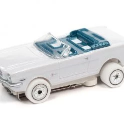 Auto World iWHEELS 1965 Ford Mustang Convertible Thunderjet HO Slot Car